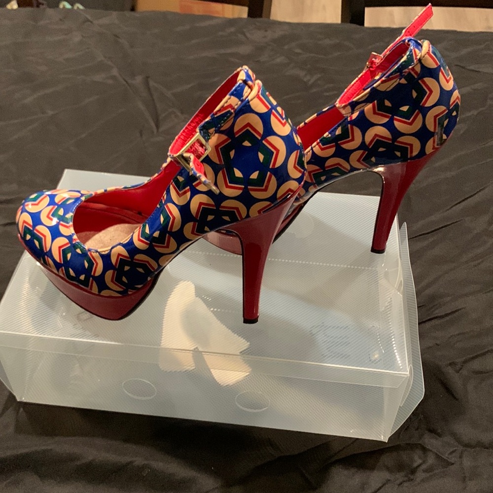 A Bamboo design. Blue red cream and green. Size 7